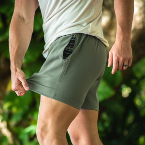 Sapien 2.0 Short 5"(Casual Stretch) - Olive side lifestyle